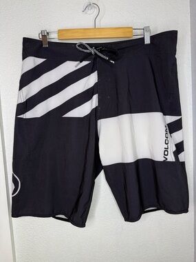Volcom Macaw Mod Boardshorts black white four-way stretch fabric water-repellent